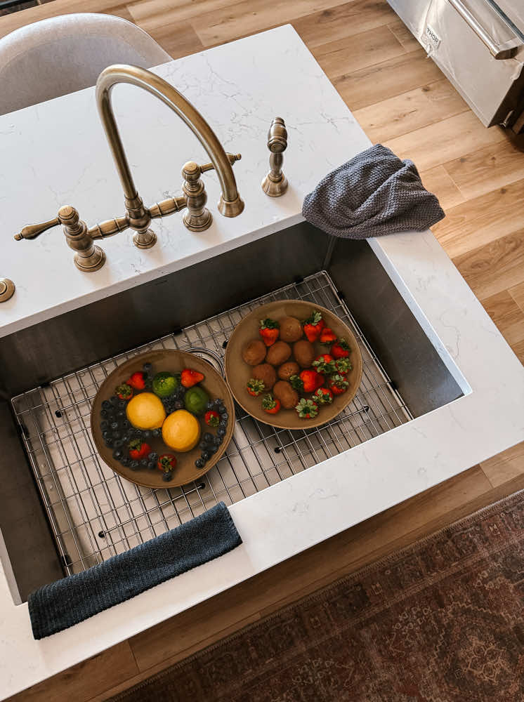 How to properly clean fresh produce - the vinegar soaking method. 